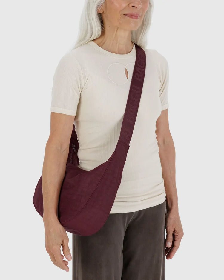 Baggu Medium Nylon Crescent Bag in Mahogany